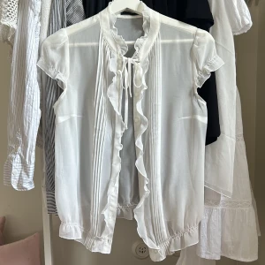 Vit skjorta/blus - Vit skjorta/blus. Om man inte vill ha den genomskinlig är den superfin med ett vitt linne under! 