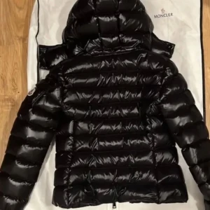 Moncler jacka bady - Äkta Moncler jacka, storlek 0 vilket mosvarar XS/S. Sparsamt använd, pris kan diskuteras 