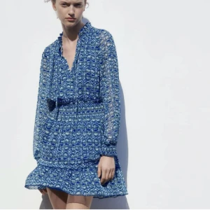 Volangklänning  - Volangklänning från zara som inte kommer till användning.  Använd ett fåtal gånger så i bra skick. 