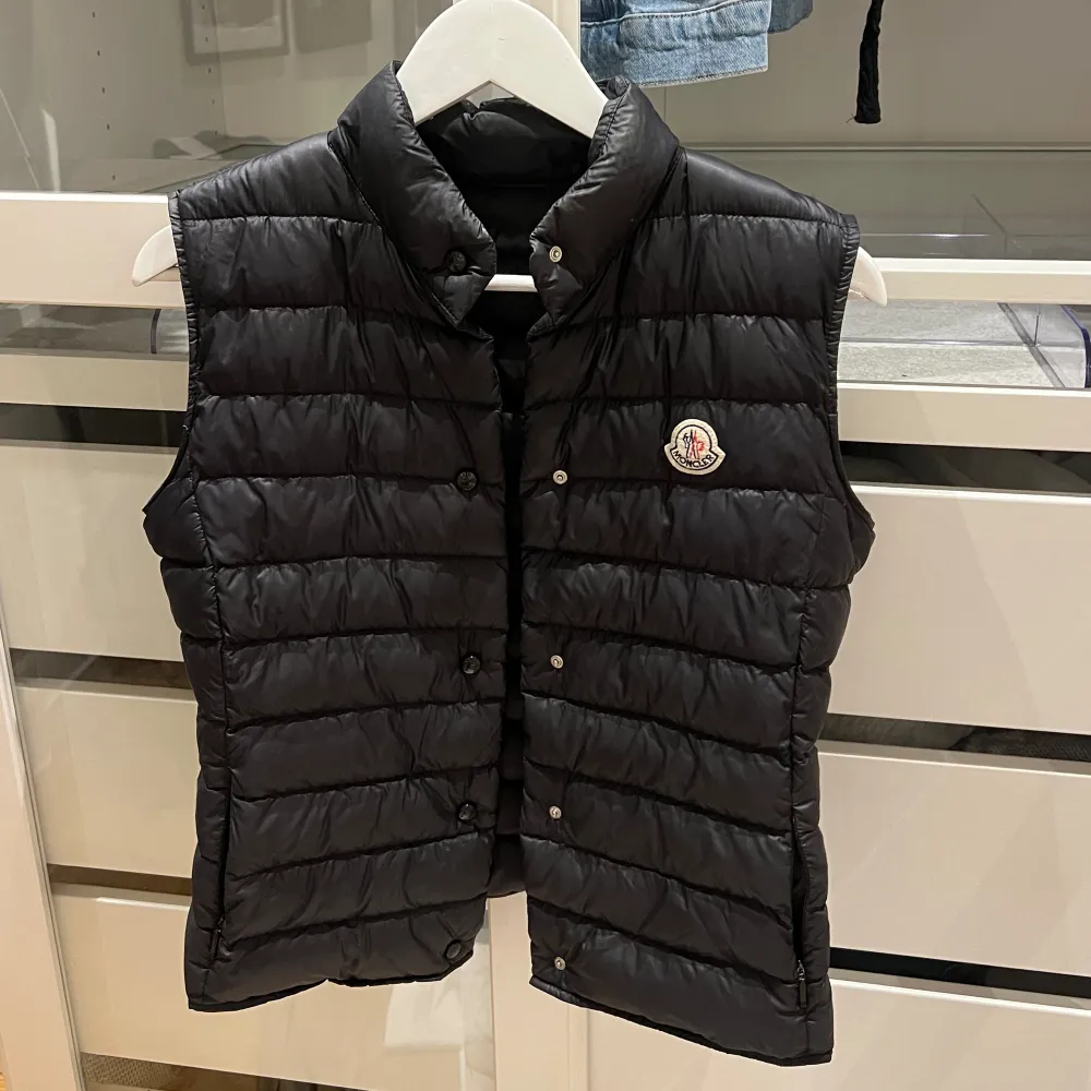 Väst från Moncler i bra kvalitet. Äkta. Strl XS/S. Pris 1500 kr. Går bra att trycka köp direkt. Skriv för frågor❤️. Jackor.