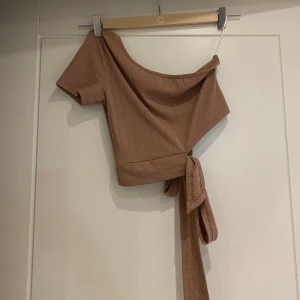 Tröja  - Jätte fin och enkel topp från shein. Sitter jätte fint då du knyter den vid sidan av magen. Den är så fin med de extra detaljerna på  