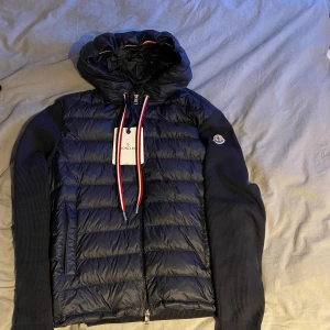 Moncler cardigan  - Säljer min moncler Cardigan! Storlek L (fits M) Skick 9/10 (utöver en flaw på höger ficka) Pris: 5099 kr Tags och Kvitto finns! 