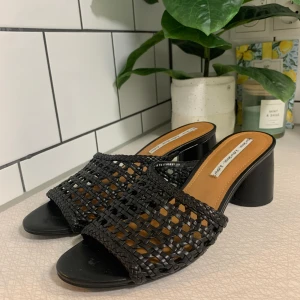 Klackar från & Other Stories  - Sparsamt använda då de varit på gränsen för små. Tyvärr har det blivit ett hack i klacken på höger sko, se bild eller skriv till mig för mer noggranna bilder! Köpta för 890 kr. Små i storlek!! Jag har vanligtvis 39 men dessa är mer som en 38. 