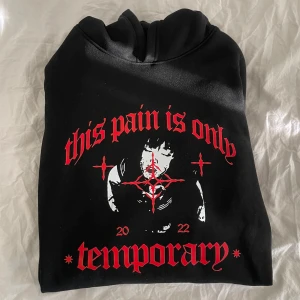 Hoodie med tryck🖤 - As cool hoodie köpt runt 2022 men är inget fan av kvaliten (polyester) så säljer tyvär vidare🥲 