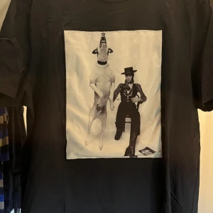 Limitato T-shirt - En svart Limitato tröja i utmärkt skick, som ny. Snygg passform och är i storlek M