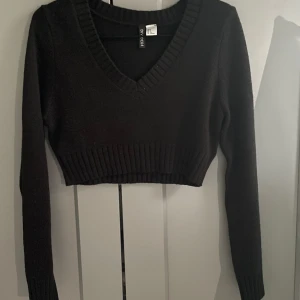 Stickad magtröja  - En helt oanvänd stickad magtröja med väldigt skönt material🫶🏻perfekt på både våren och sommaren, har storlek S i tröjan🥰