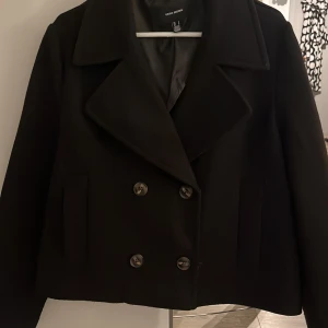 Vero Moda kappa/jacka - Jacka från Vero Moda, väldigt snygg och passar bra till det mesta. Säljer då jag har en annan jacka som jag har mer använding till. Jackan är i fint skick och använd fåtalet gånger. Priset kan diskuteras vid snabb affär!