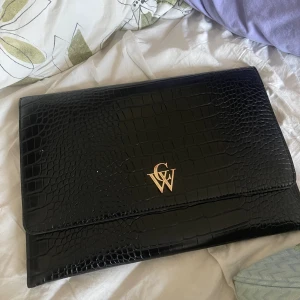 Datafodral Carin Wester - CW datafodral, lite sliten på CW märket men inget man lägger märke till