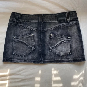 Svart jeanskjol  - Helt oanvänd och i utmärkt skick! Supergulliga och perfekt till sommaren<33