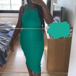 Grön klänning från Zara, använd ett fåtal ggr ( 3-5 ggr) storlek L man passar även M, kan diskutera pris 💞Köpt för 199 kr säljer för 69 kr