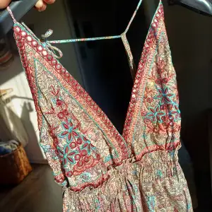 Superfin klänning i silke, handgjord i Indien men köpt på Teneriffa. Ungefär en stl M och enbart använd några timmar 