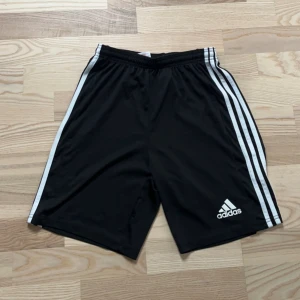 Adidas shorts  - Säljer dessa fina adidas shorts i storlek 164. Dom är i bra skick . 