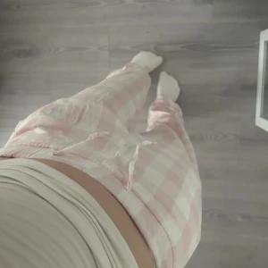 Byxor - Rutiga mjukisbyxor från Gina i storlek xxs. I väldigt bra sick. Priset kan diskuteras 🩷💗