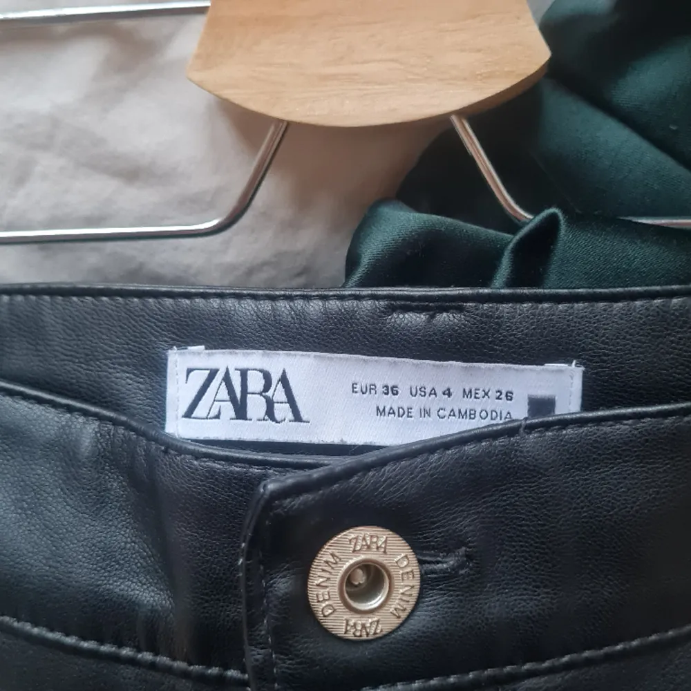 Svarta faux-leather byxor från Zara.   Gott skick. . Jeans & Byxor.