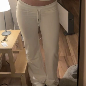 Helt nya lågmidjade mjukisbyxor  - Så snygga! Helt oanvända med prislapp kvar, från lager 157! Storlek S, köpta för 200kr