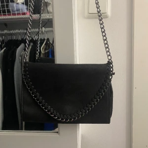 Tiamo väska🖤 - Superfin Tiamo väska, dragkedjan till det lilla facket i väskan har gått sönder men tycker inte det är något som stör särskilt mycket. Annars är väskan i fint skick och säljer då jag har andra väskor jag använder mer🥰