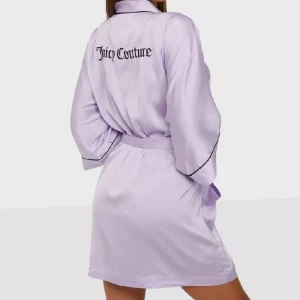 Intressekoll juicy couture kimono - Använd och har ngn fläck på. Brukar användas vid sminkning.  Mest intressekoll. 😊💖 Vid funderingar skicka gärna pm 