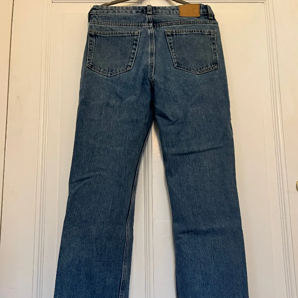 Fina midwaist Jeans från Weekday i modellen Pin💗 använda ett fåtal gånger men är i mycket gott skick. I strl 26/30. Jeans & Byxor.