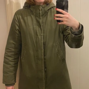 grön jacka  - jättefin och varm jacka med märket dunderdon, köpt på carlings. jackan har brun päls inuti. storlek L. men skulle säga att den funkar som M/L. pris går alltid att diskutera! 