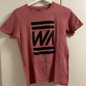 Fet mörkrosa t-shirt från Warp. Storlek XS. Köp flera varor för skyssta paketpris!