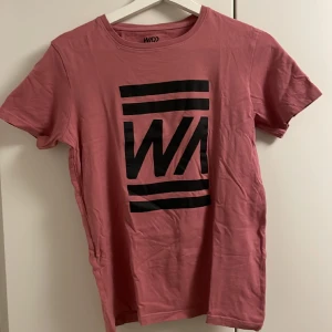 Rosa t-shirt - Fet mörkrosa t-shirt från Warp. Storlek XS. Köp flera varor för skyssta paketpris!