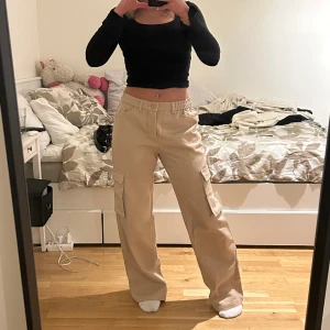 Cargobyxor - Jättefina beigea cargopants strl S/36, säljer då dom inte kommer till användning längre!