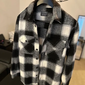 Svart/vit overshirt - storlek S - Väldigt bra skick. Nypris 850kr. Jackan är ganska stora i storlek så den kan motsvara storlek M.  