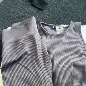 Stronger träningskläder  - Säljer detta set från stronger. De är aldrig använda då jag köpte i dubbelstorlek xs/s alltså lite mindre i storlek. Nyskick, färgen på de första bilderna är lik verkligheten, setet är inte så ljust på bild 3.  Det är ribbad seamless top och thights.