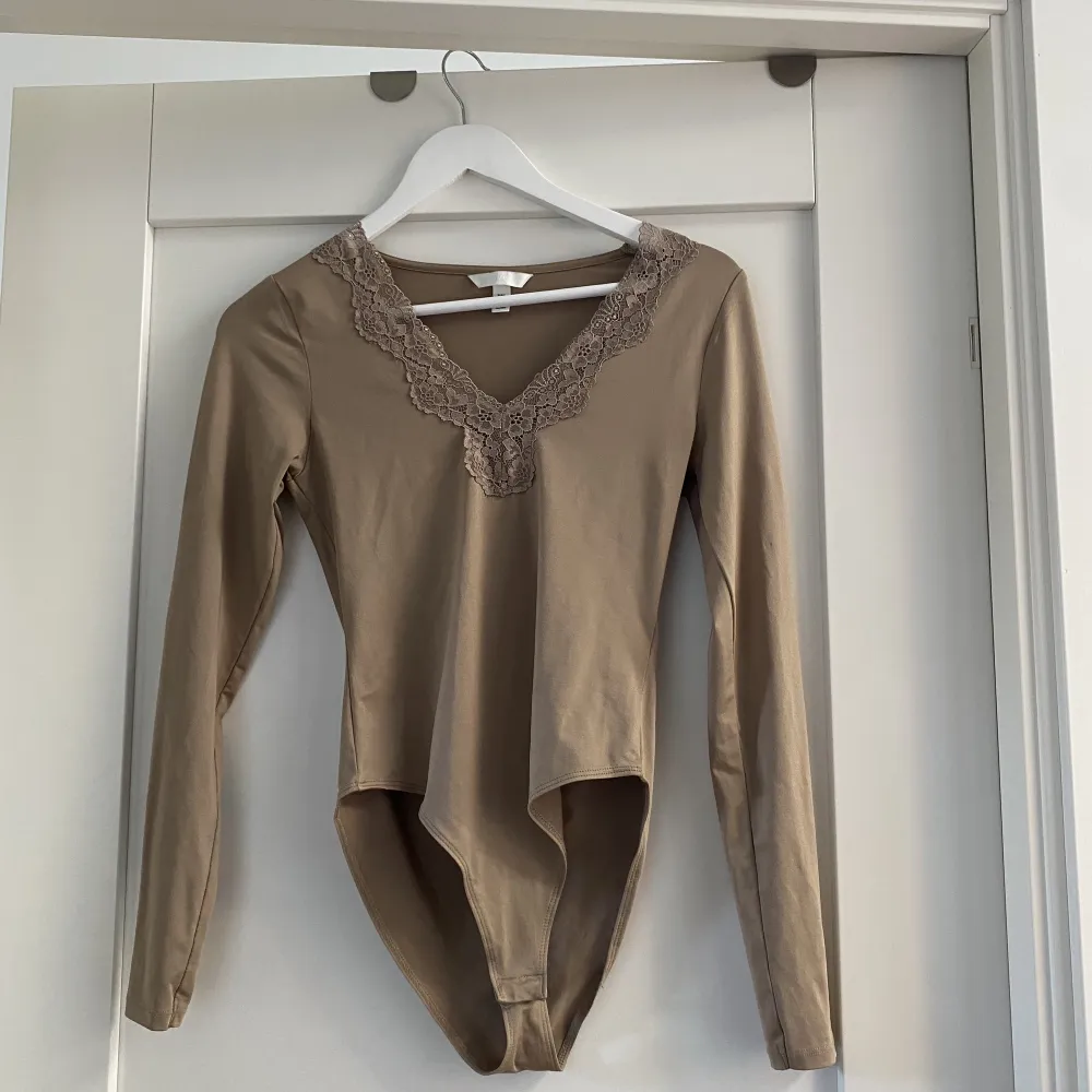 !!!!TRYCK INTE PÅ KÖP NU!!!! Betalning sker via swich Frakt: 66kr Brun/beige body med spets🤎. Toppar.