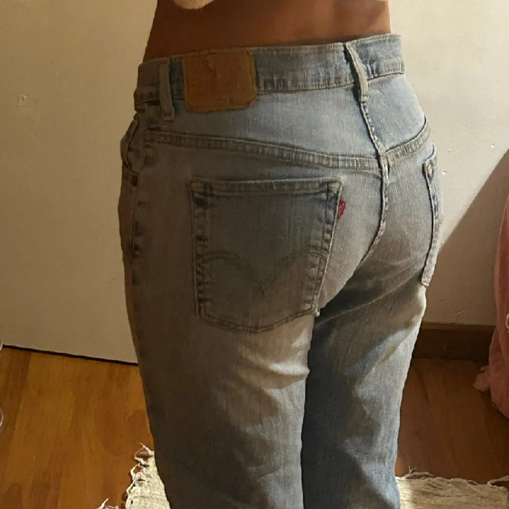 Säljer dessa bootcut Levis jeans i storlek 27 eller 38. Jag är 160 och det passar perfekt (se sista bild). Midjemått 37cm rakt över. Jag har vanligtvis 36/S och dessa sitter bra men skulle rekommendera en storlek 38.   FRAKT 79kr!! . Jeans & Byxor.