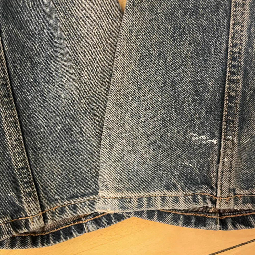 Säljer de här Weekday Arrow Low waist jeansen i mörkblå för jag använder de inte längre🩷 de har lite färgfläckar där bak som man kan se på sista bilden!! . Jeans & Byxor.