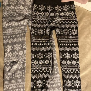 Jul pyjamasbyxor - Supersköna, mysiga, tjocka å perfekt till vintern. Kan användas som både pyjamas och underställ för tjejer, t.ex under skidbyxorna osv. Säljs tillsammans! Sparsamt använda🫶🏼De gråa är använda ENDAST en gång❤️dma vid frågor