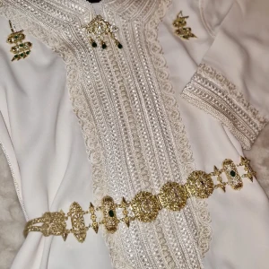 Vit klänning  - En ny  klänning. Storleken är standard och kan passar till Xs/S/M Priset kan diskuteras vid snabb affär.  Accessoarer ingår inte, men kan diskuteras vid intresse  Hämtas i Hovås eller i Frölunda tirg