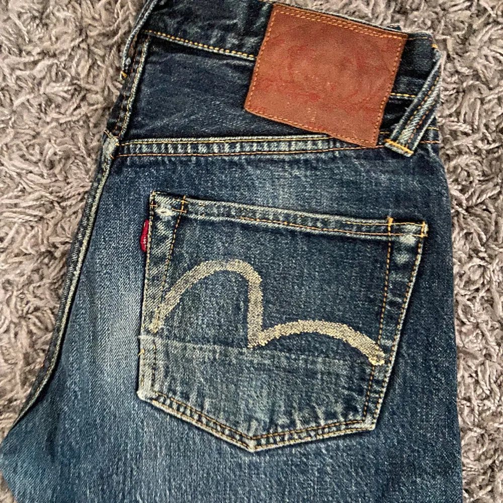 Superfina evisu straight jeans 🩷 Har ett litet hål vid bakfickan, kan skicka bild privat! . Jeans & Byxor.