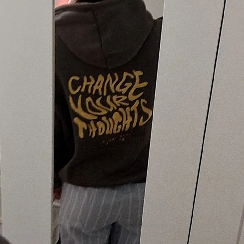 Grå hoodie med ett gult tryck på ryggen (change your thoughts) köpt för några månader sedan lite använd men i fint skick. Priset går att diskutera💘. Hoodies.