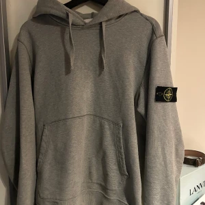 Stone island hoodie - Tjena! Säljer nu min gråa stone island hoodie då den knappt kommer till användning. Nypris ca 3800kr. Priset är diskuterbart