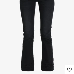 Ltb jeans  - Säljer min svarta jeans som jag köpte här på plick, det va tyvärr för stora för mig. Så säljer där efter vidare dem, det är i väldigt bra skick. Och säg till om fler bilder. 