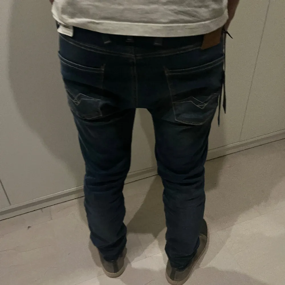 Ny köpta knappt anvönda har inte upplevt sin första tvätt än. Storleken är 30/30 skriv om de är något ni undrar över. Jeans & Byxor.