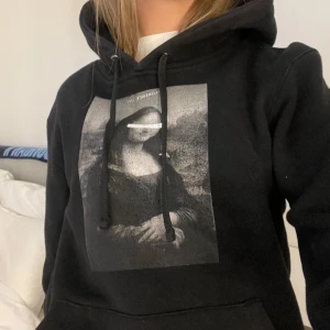 Svart hoodie  - Jättefin och skön svart hoodie med tryck!! Nypris: 599kr