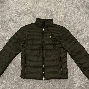 Ralph lauren jacka - Nu säljer vi denna feta jacka från Ralph lauren i färg grön. Skicket är som oanvänt och sitter i storlek xs men passar även S. Nypris:3000. Mitt pris:1299kr. Tveka inte att ställa några frågor. 