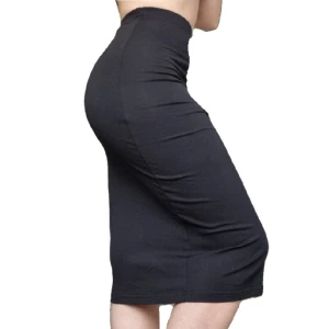 Svart midi-pennkjol - Aldrig använd med lapparna kvar på! Strl XS men eftersom det är stretch så passar den definitivt S också (jag på bilden har strl S i vanliga fall)