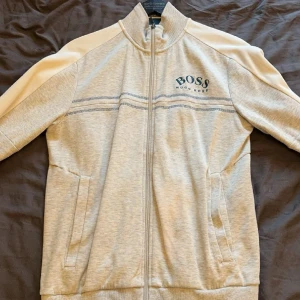 Hugo boss kofta  - Storlek S, lite slitningar men övrigt bra skick gammal modell säljs inte längre 