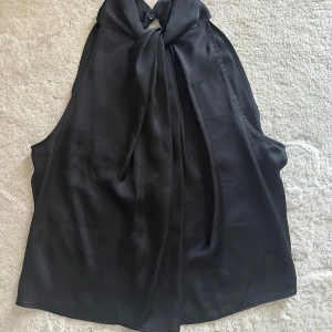 Festtopp i satin - Svart linne i satin, storlek S. Perfekt för fest