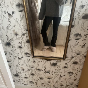 Kostymbyxor låg midja  - Snygga svarta kostymbyxor med låg midja och bootcut modell!❣️