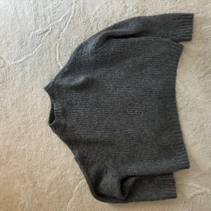 Stickad tröja - Varm stickad tröja från NAKD. Hittar ingen storlek men passar M💗