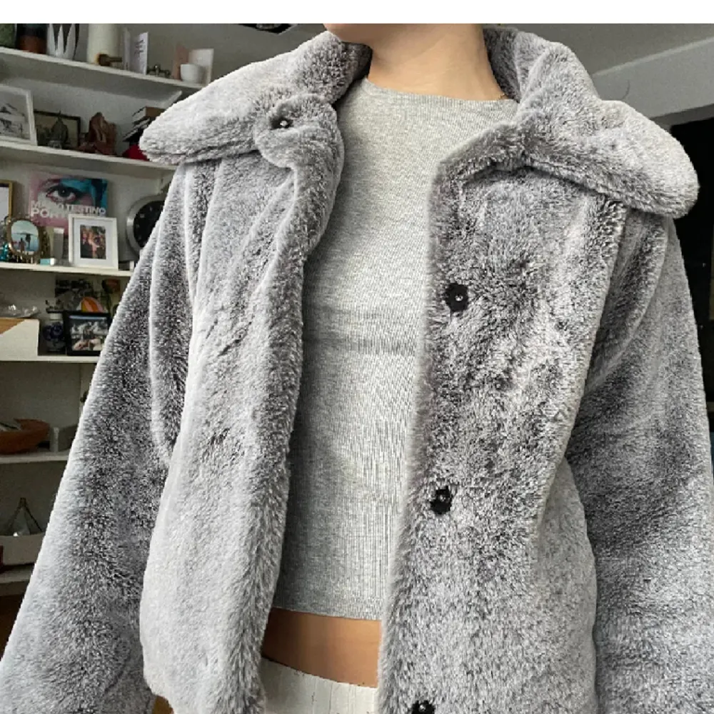 Säljer denna söta gråa pälsjackan från H&M. Som är i storlek XS, passar XXS och S också. Den har inga defekter och är knappt använd.. Jackor.