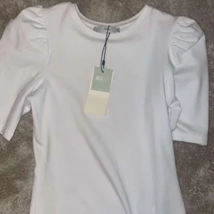 Vit kortärmad tröja🤍 - En jätte fin och unik tröja från only och den har även prislappen på! Aldrig använd. Den e jätte fin på sommaren. Kontakta ifall intresserade!🤍