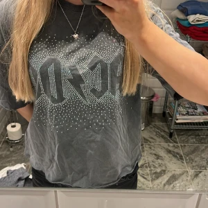 Glittrig t-shirt - Cool och unik t-shirt med ACDC motiv! Så snygg!