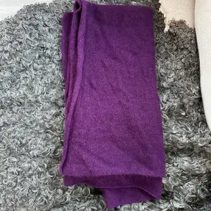 Barely used cashmere scarf from COS New price 1100 SEK