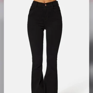 Snygga jeans i bra skick - Högmidjade svarta byxor i bra skick🤍🤍